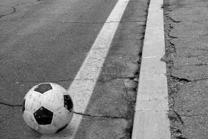 In der Spielstraße heißt es: Geschwindigkeit verringern! Kinder können dort spielen.