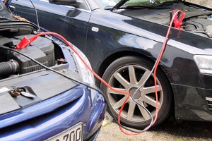 Nach erfolgter Starthilfe muss die Autobatterie zunächst aufladen - fahren Sie ein Stück.