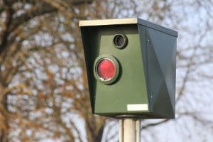 Die stationäre Verkehrsüberwachung hat Nachteile - Fahrer können sich den Standort merken.