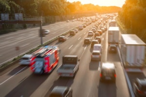 Bei Stau auf der Autobahn dürfen Sie nicht das Bilden der Rettungsgasse vergessen.