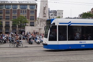 Stehende Straßenbahn überholen: Droht eine Strafe dafür? Ja, wenn Sie z. B. ein- oder aussteigende Passagiere verletzen.