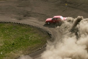 Bei einer Stockcar-Crash-Challenge gilt die Helmpflicht.