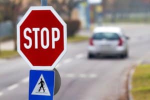 Wo müssen Autofahrer bei einem Stoppschild genau halten?