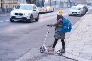 Konzentration auf die Straße: Spielzeug hat im Straßenverkehr nichts zu suchen.