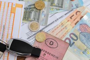 Straße richtig überqueren: Regeln zu missachten bedeutet Verwarn- oder Bußgelder.
