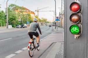 Teil der Straßenausstattung: Auch Ampeln und Fahrbahnmarkierungen zählen dazu.