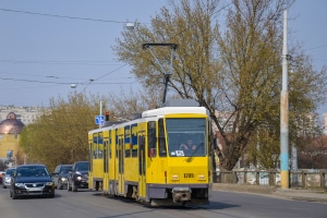 Straßenbahn überholen: Welche Seite ist erlaubt - rechts oder links?