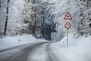 Im Sturm Auto fahren: Versuchen Sie, Waldgebiete zu meiden!