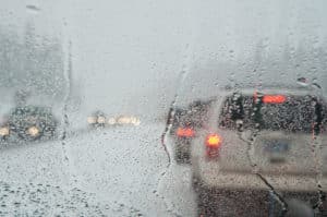 Ein Sturmschaden kann ein Auto sehr arg ramponieren. Unwetterwarnungen sind daher ernst zu nehmen.