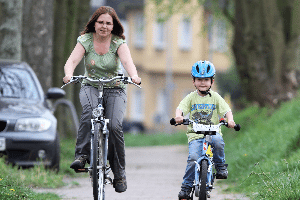 In der StVO in §2 steht, dass Kinder mit einer Begleitperson auf dem Gehweg Radfahren dürfen.