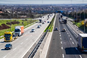 Wann der mittlere Fahrstreifen wie genutzt werden kann, definiert die StVO in § 7 Abschnitt 3c.