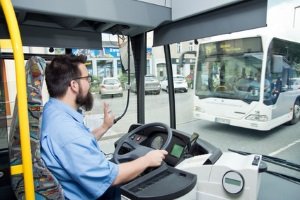 In § 20 regelt die StVO, was beim Bus mit gesetztem Warnblinker zu beachten ist.