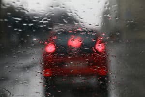 Laut StVO ist bei Regen ggf. die Geschwindigkeit zu reduzieren.