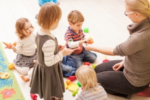 Auch bei der Kinderbetreuung kann ein Tätigkeitsverbot nach dem Infektionsschutzgesetz drohen.