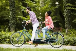 Tandem-Fahrrad fahren 2026: Infos zu Arten und Regeln