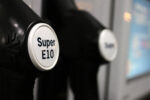 Zapfhahn für Super E10 an der Tankstelle in Nahaufnahme