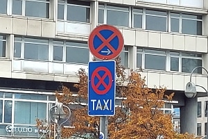 Müssen Autofahrer für ein Fehlverhalten am Taxi-Schild mit einer Strafe rechnen?