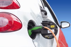 Wenn Sie einen Tesla mieten, können Sie fast lautlosen, elektrischen Fahrspaß erleben.