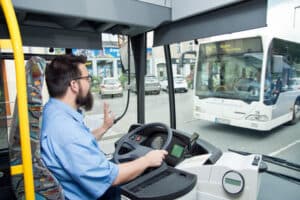 Tieferlegung: Die Pneumatikfederung ist bei Bussen des Nahverkehrs üblich.