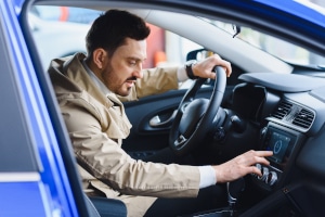 Ist die Touchscreen-Bedienung während der Fahrt verboten?