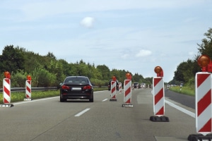 Das Überholen in Autobahnbaustellen ist häufig nicht möglich.