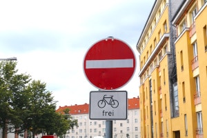 Unechte Einbahnstraße: Welche Regeln gelten hier?