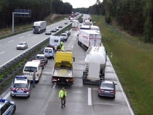 Bei einem Unfall auf der Autobahn muss in Belgien eine Rettungsgasse gebildet werden.