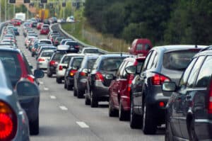 Die Fahrzeuge, die nach einem Unfall auf der Autobahn im Stau stehen, sollten eine Mittelgasse bilden