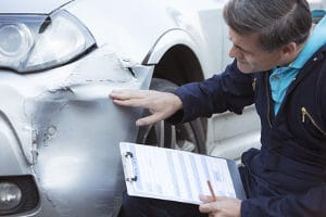 Verursachen Kaskoversicherte einen Unfall, wird die Entschädigung von der Versicherung gezahlt.