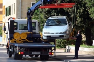 Bei einem fremdverschuldeten Unfall mit dem Leasingfahrzeug, sind die Abschleppkosten vom Verursacher zu übernehmen.