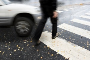 Bei einem Unfall auf dem Zebrastreifen trifft den Fußgänger bei unachtsamem Verhalten unter Umständen eine Mitschuld.