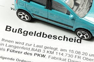 Wann kommt es zur Unterbrechung der Verjährung? Ein Beispiel ist die Zustellung des Bußgeldbescheids.