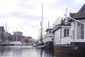 In der Regel ist ein Urlaub auf dem Hausboot ohne Führerschein möglich.