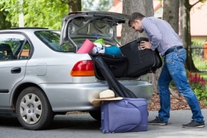 Mit viel Gepäck unterwegs: Ob Sie sicher ans Ziel kommen, soll Urlaubscheck beim Auto klären.