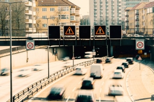 Es gibt unterschiedlichste Verkehrsbeeinflussungsanlagen (VBA).