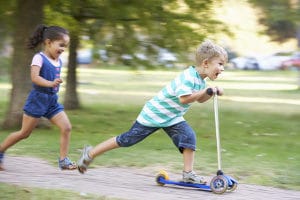 Ein verkehrsberuhigter Bereich ist u. a. dadurch gekennzeichnet, dass Kinder auf der Straße spielen dürfen.