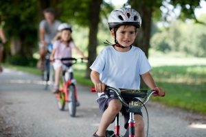 Durch die Verkehrserziehung erlernen Kinder die sichere Teilnahme am Straßenverkehr.