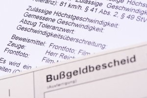 Der Einspruch gegen den Bußgeldbescheid kann Kosten nach sich ziehen. Der Verkehrsrechtsschutz der Debeka springt ein.
