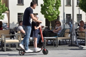 Die Verkehrsregeln für E-Scooter schreiben auch vor, dass dieser nur alleine genutzt werden darf.