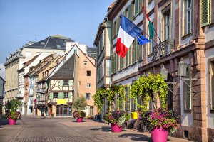 Die Verkehrsregeln in Frankreich gelten auch für eine kleine Straße oder Gasse.