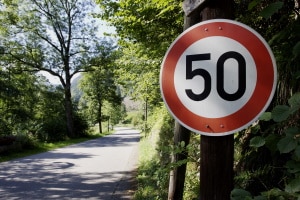 Verkehrsschilder geben in Dänemark nicht nur das Tempo vor, sondern können auch Sehenswürdigkeiten ankündigen.