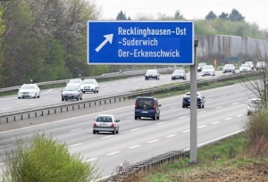 Wie in Deutschland sind für allgemeine Hinweise die Verkehrsschilder in Italien auf der Autobahn blau.