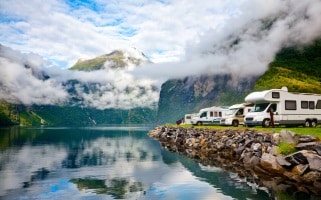 Verkehrsschilder in Norwegen unterschieden sich kaum von deutschen. Auch sie bestimmen z. B. wo geparkt werden darf.