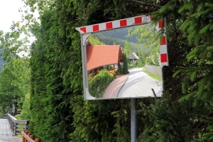 Wird durch einen Verkehrsspiegel eine Ausfahrt sicherer?