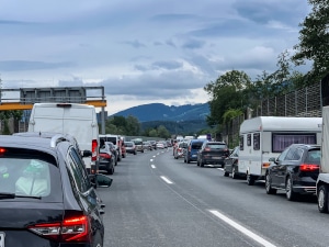 Bei langen Reisen: Bereiten Sie sich auch auf einen möglichen Verkehrsstau vor.