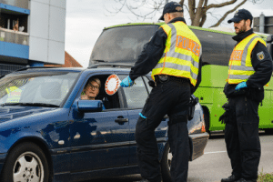 In einer Polizeikontrolle müssen Sie Ihre Verkehrstüchtigkeit sowie die Ihres Fahrzeugs beweisen können.