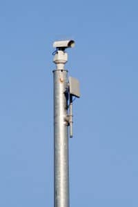 Eine Verkehrsüberwachungskamera kommt bei der automatischen Verkehrsüberwachung zum Einsatz.