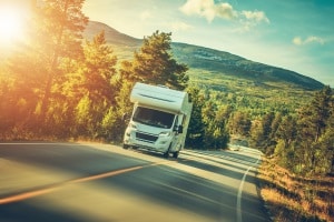 Halten sich Reisende nicht an die Verkehrsvorschriften in Frankreich, drohen Bußgelder und Fahrverbote.