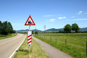 Das Verkehrszeichen 151 kündigt einen Bahnübergang an.