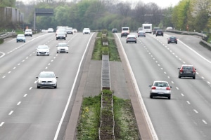 Verkehrszeichen auf der Autobahn dienen der Orientierung. Aber wer darf dort überhaupt fahren?